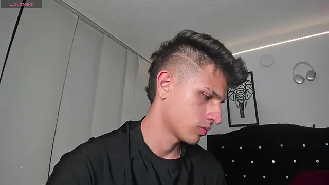 Snapshot of kevin_ahss chatting on October 27, 11:09 pm kevin ahss online show from October 27, 11:09 pm