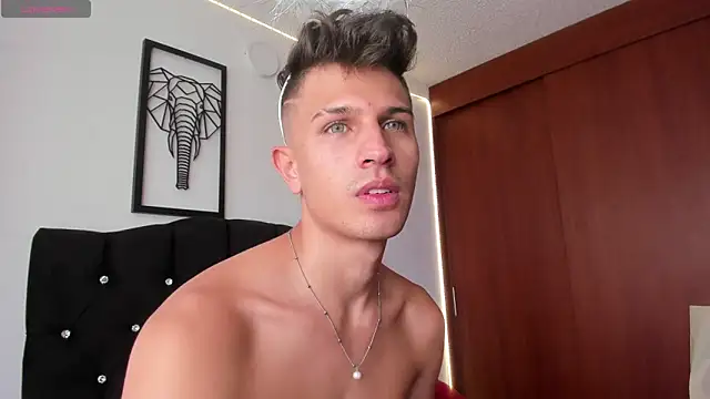 Snapshot of kevin_ahss chatting on October 31, 7:48 pm kevin ahss online show from October 31, 7:48 pm