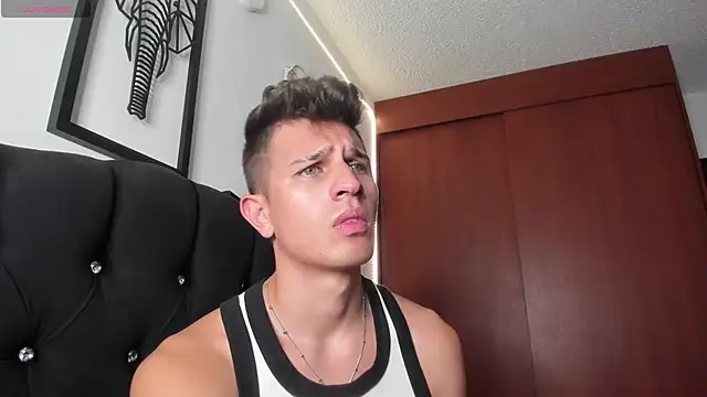 Snapshot of kevin_ahss chatting on November 12, 10:09 pm kevin ahss online show from November 12, 10:09 pm