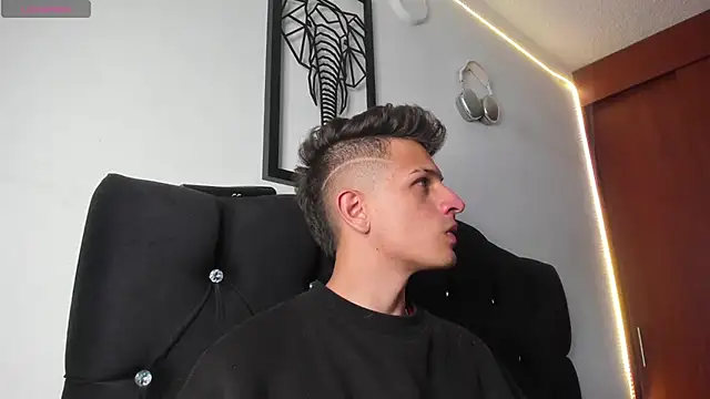 Snapshot of kevin_ahss chatting on November 20, 10:09 pm kevin ahss online show from November 20, 10:09 pm