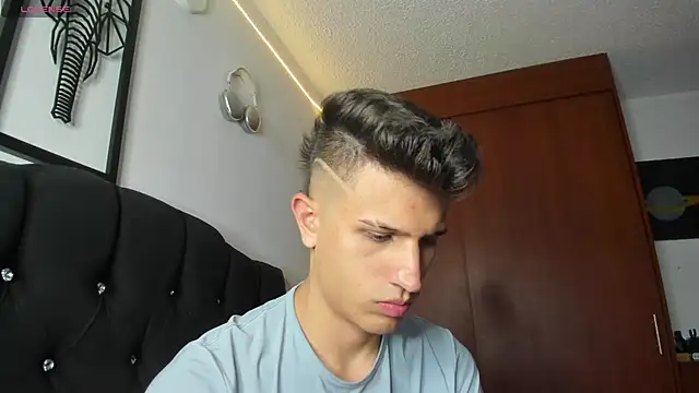 Snapshot of kevin_ahss chatting on December 3, 10:52 pm kevin ahss online show from December 3, 10:52 pm