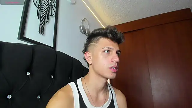 Snapshot of kevin_ahss chatting on December 4, 10:29 pm kevin ahss online show from December 4, 10:29 pm