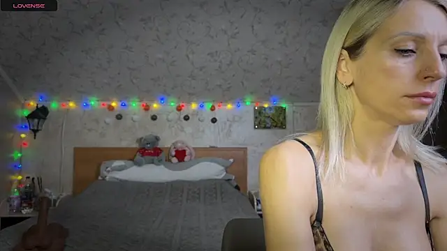 Snapshot of CleoSecret chatting on December 17, 4:18 am CleoSecret online show from December 17, 4:18 am