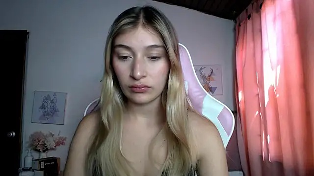 Snapshot of SophiaaLee chatting on April 26, 6:05 pm SophiaaLee online show from April 26, 6:05 pm