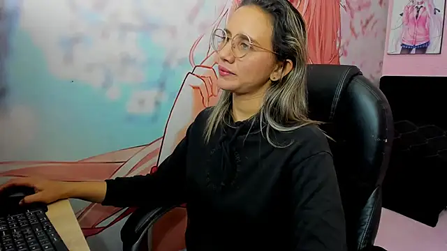 Snapshot of StarletTays chatting on December 1, 1:21 am StarletTays online show from December 1, 1:21 am