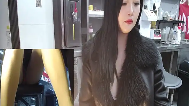 Snapshot of Eileen-L chatting on November 28, 2:36 am Eileen-L online show from November 28, 2:36 am