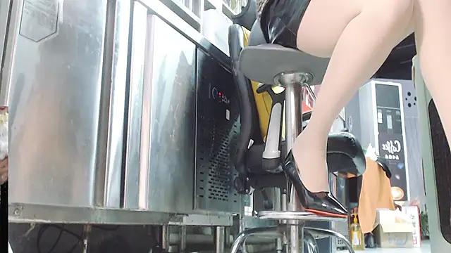 Snapshot of Eileen-L chatting on November 30, 2:15 am Eileen-L online show from November 30, 2:15 am