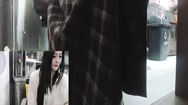 Snapshot of Eileen-L chatting on December 4, 3:27 am Eileen-L online show from December 4, 3:27 am