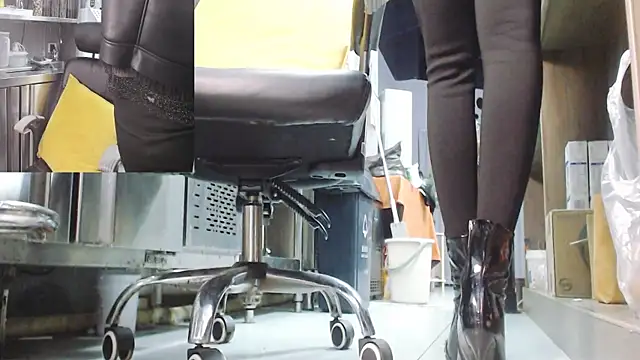 Snapshot of Eileen-L chatting on December 5, 3:37 am Eileen-L online show from December 5, 3:37 am