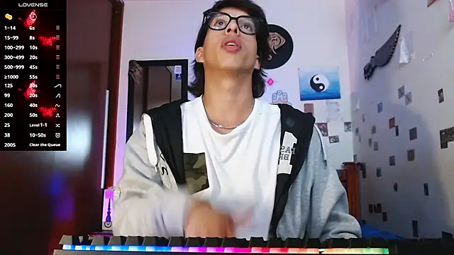 DannyPhantom555 online show from April 14, 9:54 pm