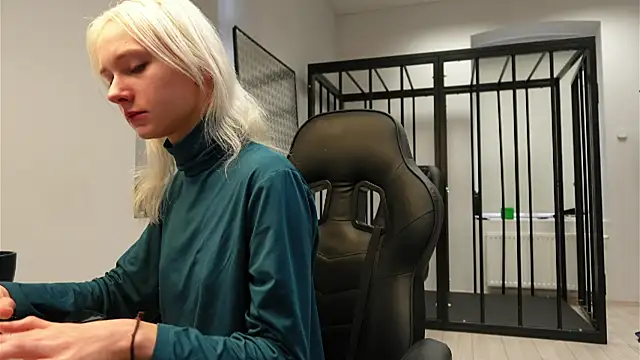 Snapshot of Laura_Chaplin chatting on September 27, 5:45 am Laura Chaplin online show from September 27, 5:45 am