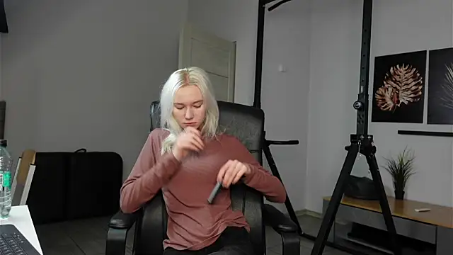 Snapshot of Laura_Chaplin chatting on November 9, 6:44 am Laura Chaplin online show from November 9, 6:44 am