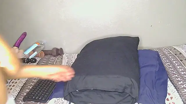 Snapshot of CherieBlushX chatting on February 3, 4:10 am CherieBlushX online show from February 3, 4:10 am