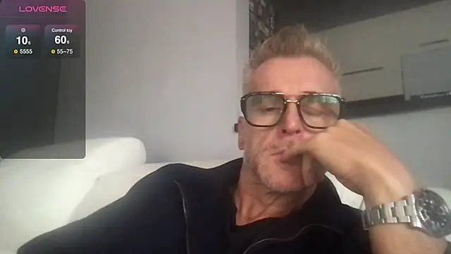 Snapshot of Axl_hot chatting on September 27, 12:32 pm Axl hot online show from September 27, 12:32 pm