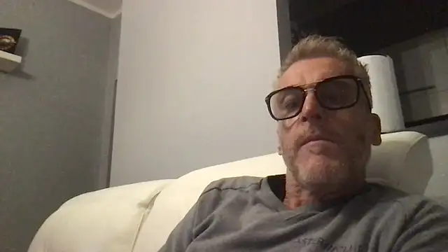 Snapshot of Axl_hot chatting on November 14, 8:51 pm Axl hot online show from November 14, 8:51 pm