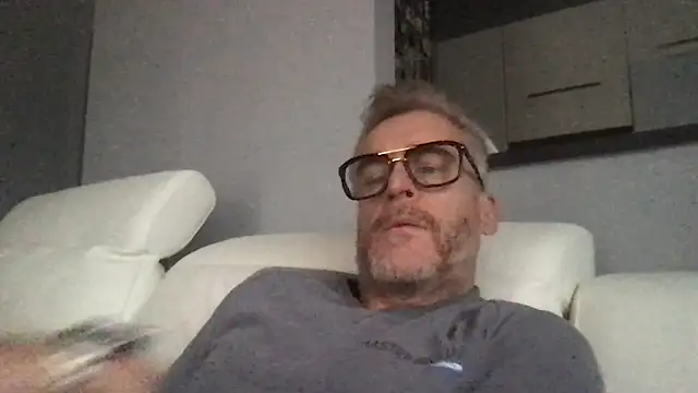 Axl hot online show from January 17, 12:54 pm