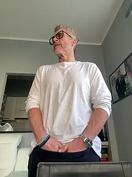 Axl hot online show from February 24, 10:46 am