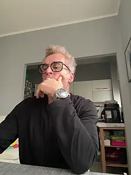 Axl hot online show from March 2, 8:32 am