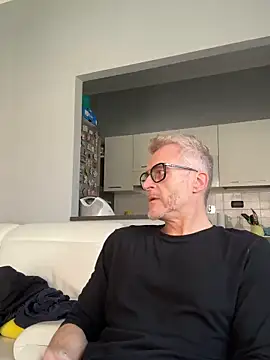 Axl hot online show from March 12, 11:49 am