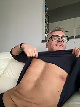 Axl hot online show from March 14, 1:16 pm