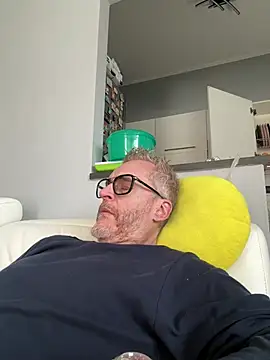 Axl hot online show from March 28, 1:33 pm