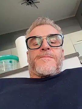 Axl hot online show from March 29, 1:44 pm