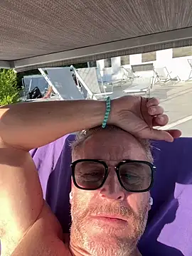 Axl hot online show from April 9, 4:01 pm