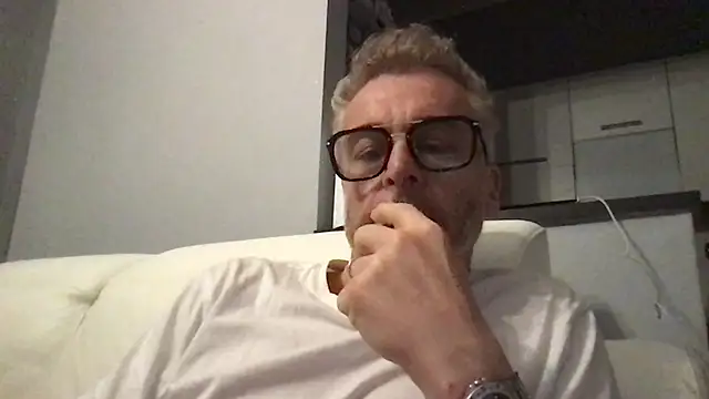 Axl hot online show from April 12, 6:13 pm