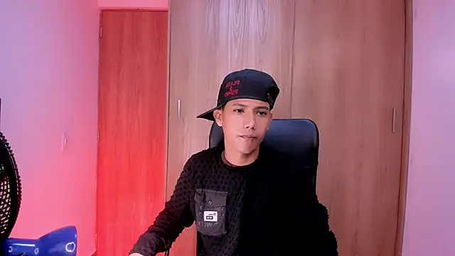 Snapshot of Toy_boy777 chatting on February 14, 10:23 am Toy boy777 online show from February 14, 10:23 am