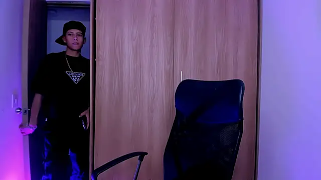 Snapshot of Toy_boy777 chatting on February 18, 9:00 pm Toy boy777 online show from February 18, 9:00 pm