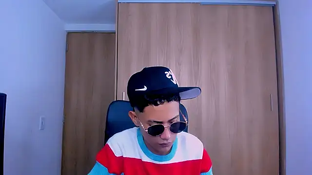 Snapshot of Toy_boy777 chatting on February 19, 9:22 pm Toy boy777 online show from February 19, 9:22 pm