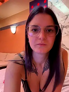 Snapshot of SuzyMiu chatting on November 24, 11:10 am SuzyMiu online show from November 24, 11:10 am