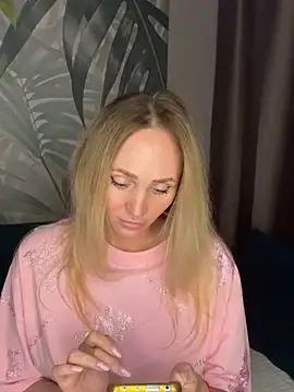 Snapshot of Affectionate_lady chatting on October 16, 8:04 am Affectionate lady online show from October 16, 8:04 am