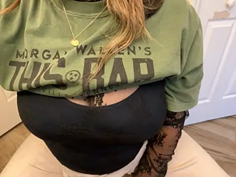 Snapshot of MissElizabethXoXo chatting on November 16, 10:15 pm MissElizabethXoXo online show from November 16, 10:15 pm