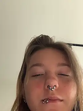 Snapshot of VesnaCrystal chatting on October 11, 8:24 am VesnaCrystal online show from October 11, 8:24 am