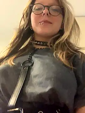 Snapshot of VesnaCrystal chatting on December 14, 5:24 am VesnaCrystal online show from December 14, 5:24 am