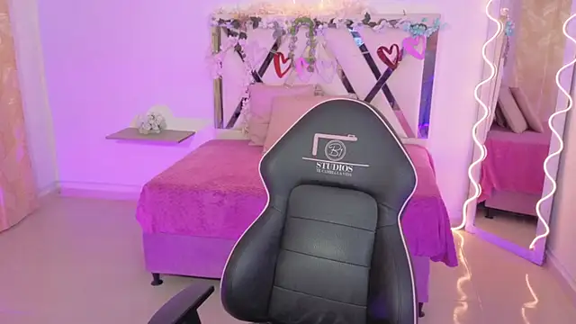 ZURY TAY online show from November 5, 11:43 am