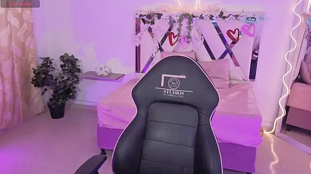 ZURY TAY online show from November 12, 11:54 am