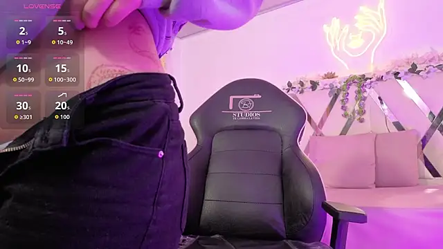 ZURY TAY online show from March 11, 11:49 am