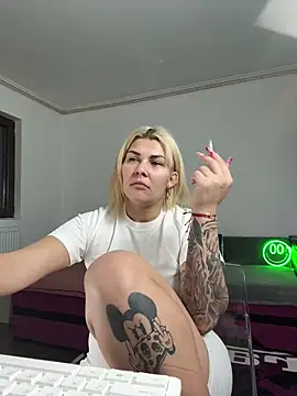 Snapshot of MiaKiittyy chatting on December 21, 5:09 pm MiaKiittyy online show from December 21, 5:09 pm