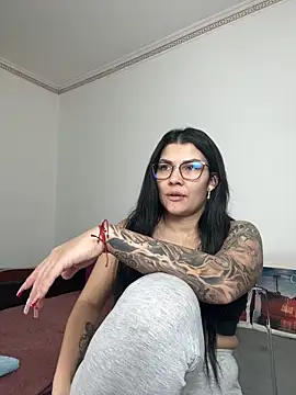 Snapshot of MiaKiittyy chatting on January 5, 5:27 pm MiaKiittyy online show from January 5, 5:27 pm