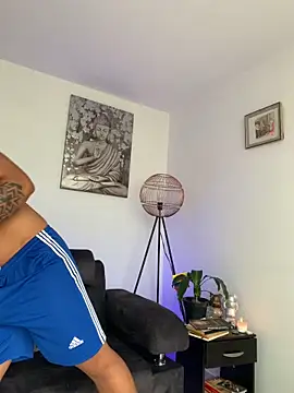 Snapshot of DeimonOficial chatting on February 4, 8:36 pm DeimonOficial online show from February 4, 8:36 pm