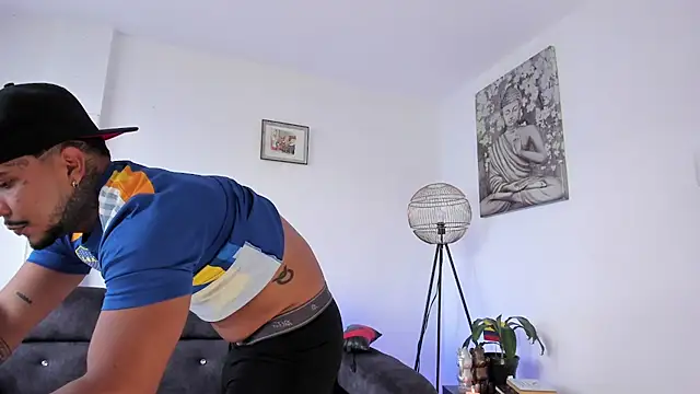 Snapshot of DeimonOficial chatting on February 8, 8:23 pm DeimonOficial online show from February 8, 8:23 pm