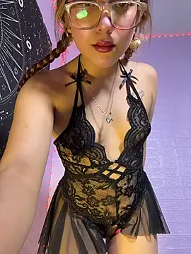 Snapshot of ZeziGamingg chatting on February 18, 3:13 am ZeziGamingg online show from February 18, 3:13 am