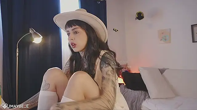 Snapshot of janne_maybe chatting on October 31, 3:24 pm janne maybe online show from October 31, 3:24 pm