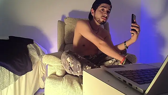 Snapshot of Dimax_xxx chatting on December 17, 11:00 pm Dimax xxx online show from December 17, 11:00 pm