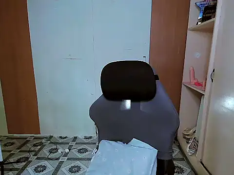 YourNikkieXxx online show from March 29, 10:54 pm