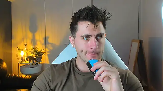 Snapshot of Oscar_Miller_ chatting on October 18, 9:37 pm Oscar Miller online show from October 18, 9:37 pm