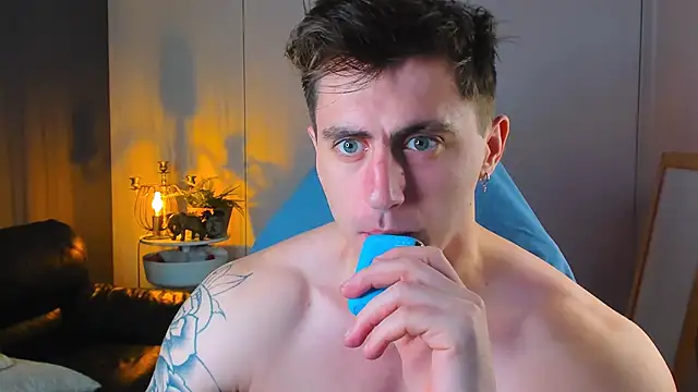 Snapshot of Oscar_Miller_ chatting on October 22, 8:52 pm Oscar Miller online show from October 22, 8:52 pm