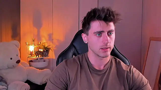 Snapshot of Oscar_Miller_ chatting on October 24, 9:22 pm Oscar Miller online show from October 24, 9:22 pm